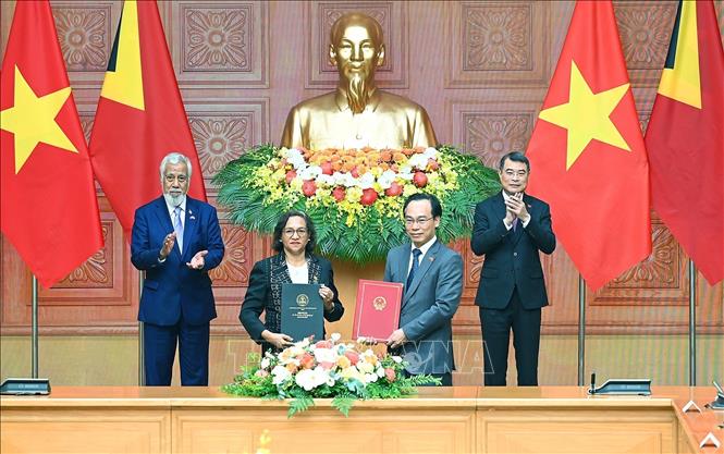 Thủ tướng Lê Minh Hưng và Thủ tướng Timor-Leste Kay Rala Xanana Gusmão chứng kiến trao Bản ghi nhớ giữa Bộ Giáo dục và Đào tạo Việt Nam và Bộ Giáo dục Đại học, Khoa học và Văn hóa Timor-Leste về hợp tác giáo dục đại học và bản ghi nhớ về hợp tác giáo dục với Bộ Giáo dục Timor-Leste. Ảnh: Dương Giang – TTXVN 