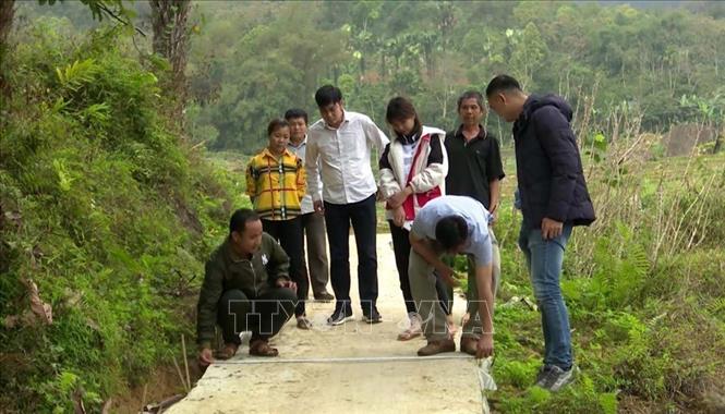 Người dân huyện miền núi Bá Thước, tỉnh Thanh Hóa cùng chung sức mở rộng đường giao thông, góp phần xây dựng nông thôn mới. Ảnh: Nguyễn Nam - TTXVN