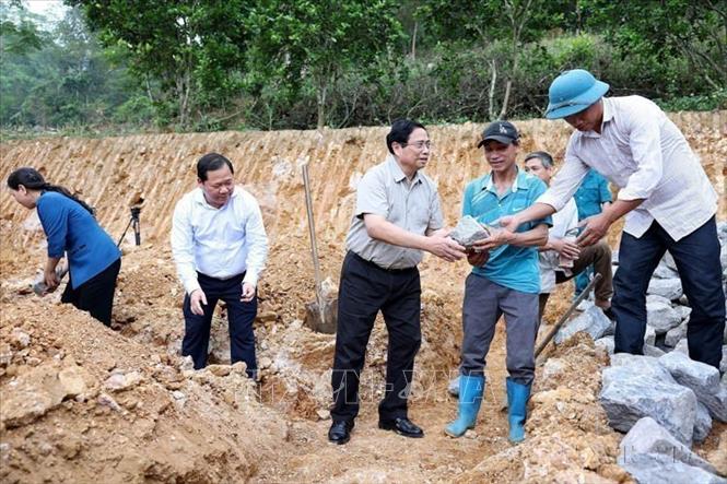 Thủ tướng Phạm Minh Chính phát động xây nhà đại đoàn kết tại xã Cao Sơn, huyện Đà Bắc tại Lễ phát động Phong trào thi đua “Xóa nhà tạm, nhà dột nát” trong cả nước (Hòa Bình, 13/4/2024). Ảnh: Dương Giang - TTXVN