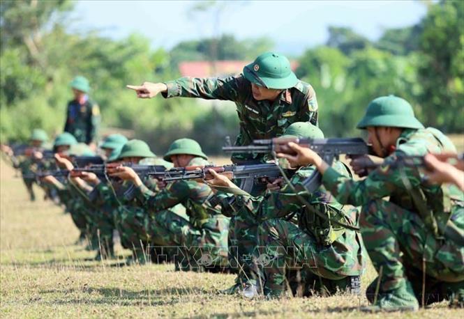 Trung đoàn 741 - đơn vị dẫn đầu Phong trào Thi đua Quyết thắng ở Điện Biên. Trong ảnh: Chỉ huy Trung đoàn kiểm tra huấn luyện các bài bắn súng của chiến sĩ mới. Ảnh: An Đăng - TTXVN