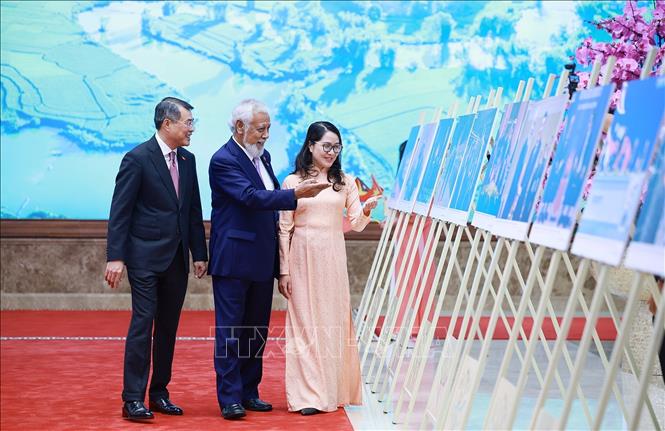Thủ tướng Lê Minh Hưng và Thủ tướng Timor-Leste Kay Rala Xanana Gusmão tham quan trưng bày ảnh về quan hệ hợp tác giữa hai nước do Thông tấn xã Việt Nam thực hiện. Ảnh: Dương Giang – TTXVN