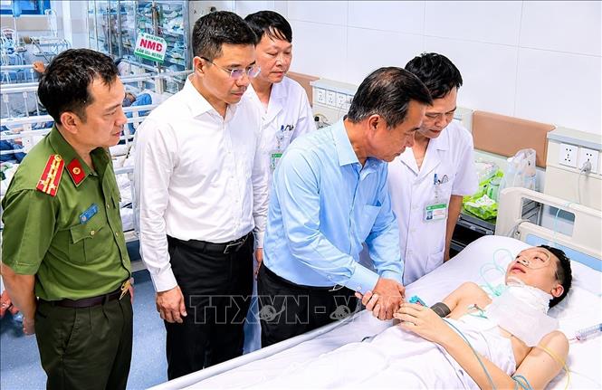 Bí thư Tỉnh ủy Thanh Hóa Lê Đức Thái thăm hỏi, động viên Trung tá Phạm Ngọc Khánh tại Bệnh viện Đa khoa tỉnh Thanh Hoá. Ảnh: TTXVN phát