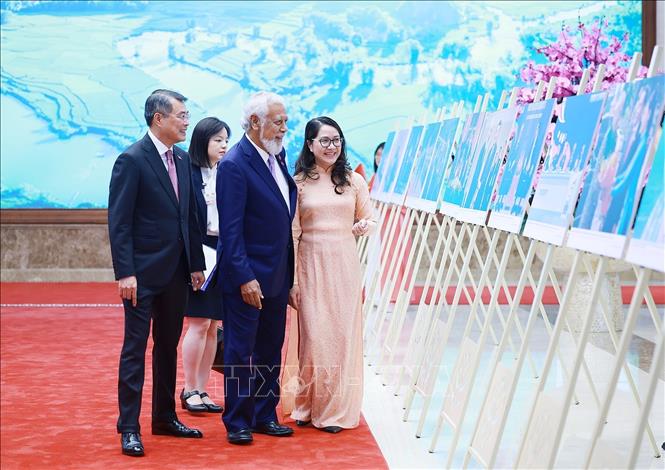 Thủ tướng Lê Minh Hưng và Thủ tướng Timor-Leste Kay Rala Xanana Gusmão tham quan trưng bày ảnh về quan hệ hợp tác giữa hai nước do Thông tấn xã Việt Nam thực hiện. Ảnh: Dương Giang – TTXVN