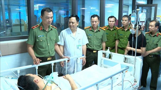 Thiếu tướng Tô Anh Dũng (đầu tiên, trái sang), Giám đốc Công an tỉnh Thanh Hoá cùng lãnh đạo Công an tỉnh thăm hỏi, động viên đồng chí Khánh và gia đình. Ảnh: TTXVN phát