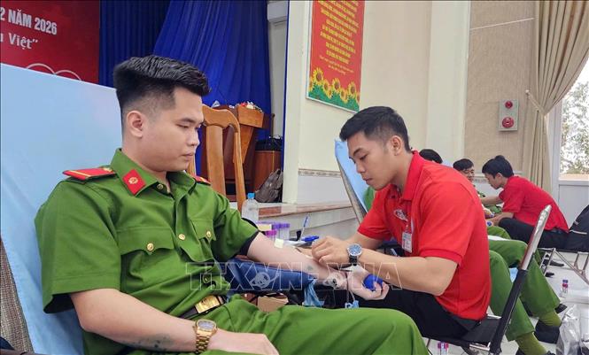 Cán bộ chiến sĩ Công an Cà Mau tích cực tham gia phong trào hiến máu tình nguyện. Ảnh: TTXVN phát