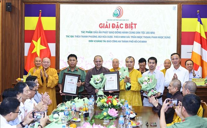 Ban tổ chức trao giải Đặc biệt cho các tác giả với tác phẩm Dấu ấn Phật giáo đồng hành cùng dân tộc. Ảnh: Minh Đức – TTXVN