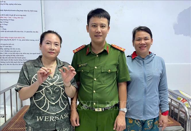 Trao trả tài sản lại cho người đánh rơi. Ảnh: TTXVN phát