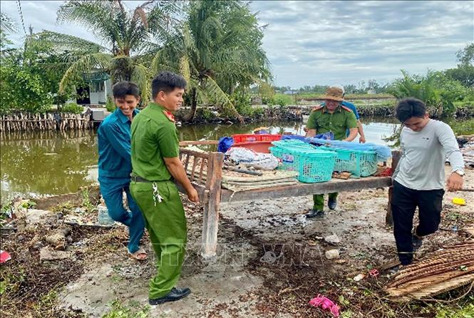 Giúp dân khắc phục hậu quả do bi dông lốc gây thiệt hại. Ảnh: TTXVN phát