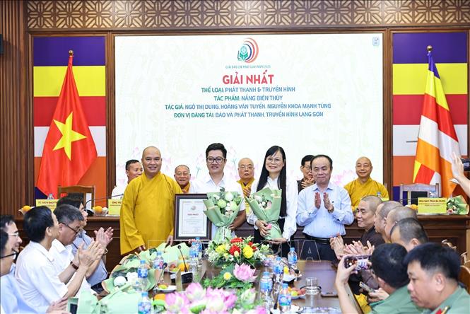 Ban tổ chức trao giải Nhất thể loại Phát thanh và Truyền hình cho các tác giả với tác phẩm Nắng biên thùy. Ảnh: Minh Đức – TTXVN