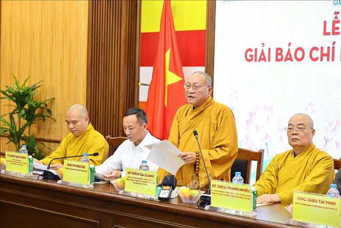 Hòa thượng Thích Gia Quang, Phó Chủ tịch Hội đồng Trị sự, Trưởng ban Thông tin-Truyền thông Trung ương Giáo hội Phật giáo Việt Nam, Trưởng Ban Tổ chức giải phát biểu khai mạc. Ảnh: Minh Đức – TTXVN