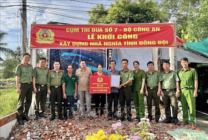 Trao tặng nhà cho gia đình chính sách. Ảnh: TTXVN phát