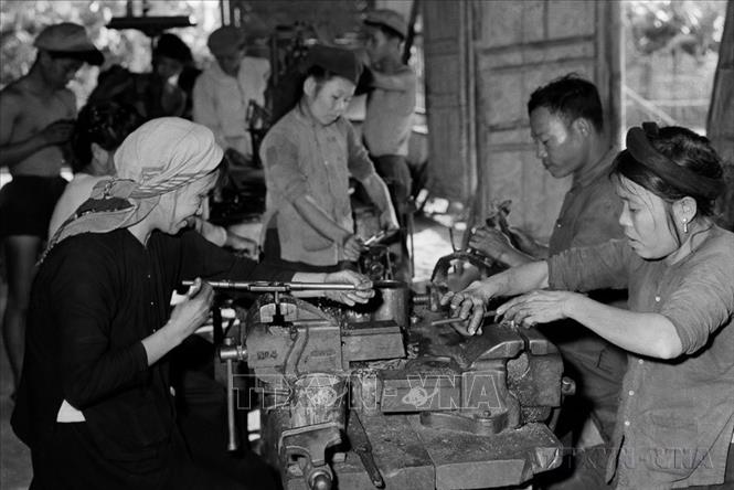 Phát huy tinh thần sáng tạo, dám nghĩ, dám làm, xã viên Hợp tác xã thủ công nghiệp Thành Công (Thanh Hóa) liên tục có nhiều sáng kiến, nâng cao năng suất lao động, sản xuất nhiều sản phẩm phục vụ sản xuất và đời sống (tháng 11/1960). Ảnh: Lê Nghi - TTXVN