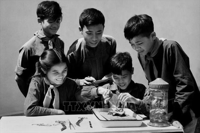 Từ cuối năm 1960, Trường Phổ thông cấp II Bắc Lý (Hà Nam) là lá cờ đầu của ngành Giáo dục trong thực hiện phương châm “Học phải đi đôi với hành, lý luận gắn với thực tiễn, nhà trường gắn liền với xã hội”. Đây là nơi khởi nguồn của phong trào thi đua 