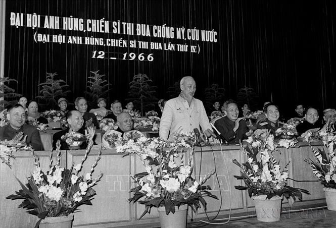 Chủ tịch Hồ Chí Minh phát biểu tại Đại hội Anh hùng, Chiến sĩ thi đua chống Mỹ, cứu nước (Đại hội Anh hùng Chiến sĩ Thi đua lần thứ IV) tháng 12/1966, tại Hà Nội. Ảnh: TTXVN