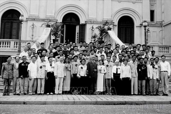 Chủ tịch Hồ Chí Minh gặp mặt các Anh hùng, Chiến sĩ thi đua từ Đại hội I đến Đại hội III (Hà Nội, 6/5/1962). Ảnh: TTXVN