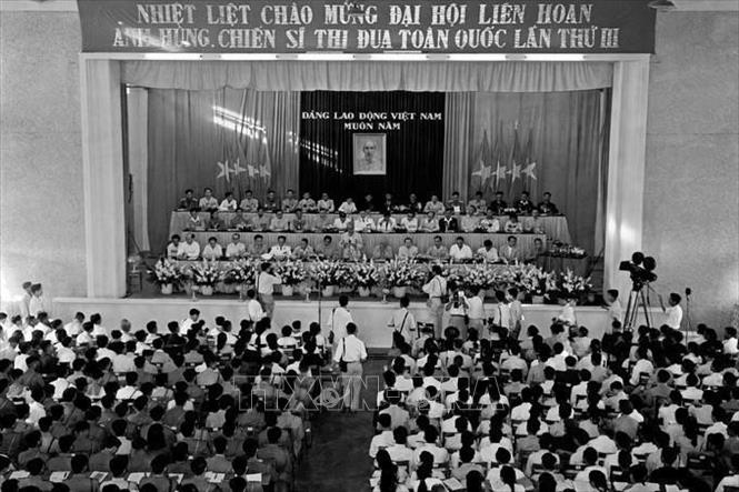 Đại hội liên hoan Anh hùng, Chiến sĩ thi đua toàn quốc lần thứ III (Đại hội Thi đua yêu nước lần thứ III) diễn ra tại Hà Nội từ ngày 4-6/5/1962. Đại hội tuyên dương 45 Anh hùng Lao động, 985 Chiến sĩ thi đua toàn quốc, 267 đơn vị tiên tiến, tổ, đội lao động xã hội chủ nghĩa, đề nghị Nhà nước tặng thưởng 594 Huân chương Lao động, 27 Huân chương Chiến công các hạng. Chủ tịch Hồ Chí Minh đến dự và phát biểu tại Đại hội. Ảnh: Tư liệu TTXVN