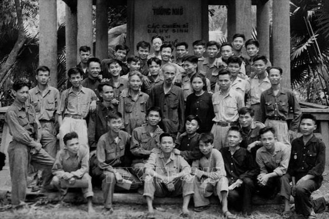 Chủ tịch Hồ Chí Minh chụp ảnh kỉ niệm với các đại biểu về dự Đại hội Chiến sĩ thi đua và Cán bộ gương mẫu toàn quốc (1- 6/5/1952). Ảnh: Tư liệu TTXVN