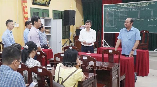 Ông Nguyễn Văn Mạnh, Phó Chủ tịch UBND thành phố Huế kiểm tra tình hình chuẩn bị cho kỳ thi Tốt nghiệp Trung học phổ thông năm 2026. Ảnh: Văn Dũng - TTXVN