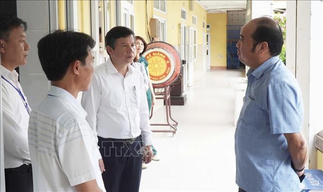 Ông Nguyễn Văn Mạnh, Phó Chủ tịch UBND thành phố Huế kiểm tra tình hình chuẩn bị cho kỳ thi Tốt nghiệp Trung học phổ thông năm 2026. Ảnh: Văn Dũng - TTXVN
