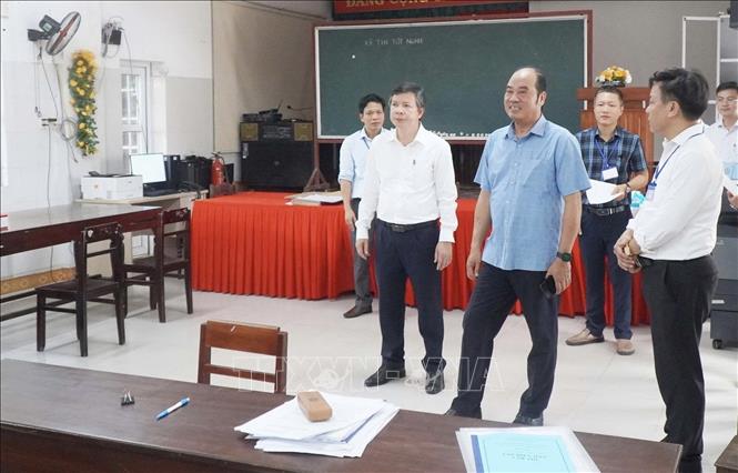 Ông Nguyễn Văn Mạnh, Phó Chủ tịch UBND thành phố Huế kiểm tra tình hình chuẩn bị cho kỳ thi Tốt nghiệp Trung học phổ thông năm 2026. Ảnh: Văn Dũng - TTXVN