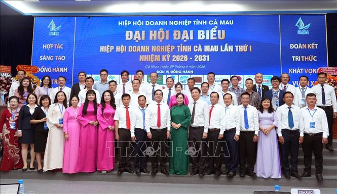 Đại biểu tham gia đại hội và lãnh đạo UBND tỉnh Cà Mau. Ảnh: Tuấn Phi - TTXVN