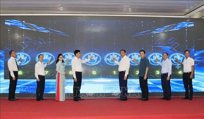 Đại biểu thực hiện nghi thức ra mắt mô hình 