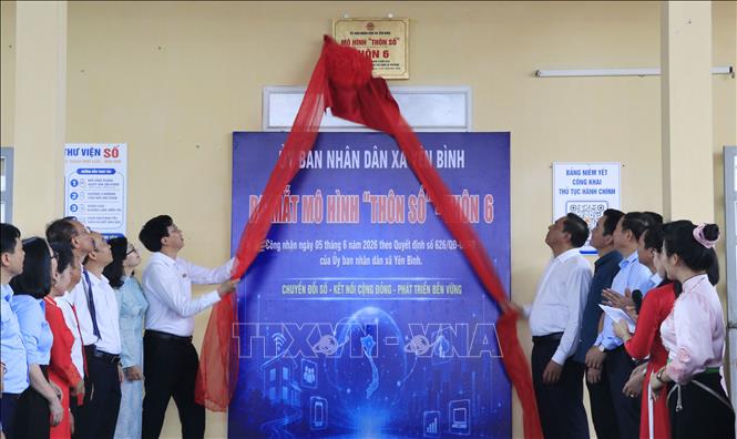 Đại biểu thực hiện nghi thức gắn biển công nhận “Thôn số” thôn 6. Ảnh: Đinh Thùy - TTXVN