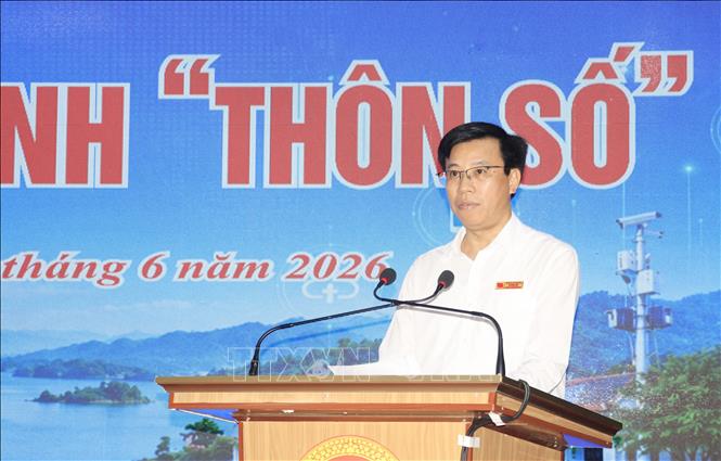 Bí thư Đảng ủy, Chủ tịch HĐND xã Yên Bình Lê Minh Đức phát biểu tại lễ ra mắt. Ảnh: Đinh Thùy - TTXVN
