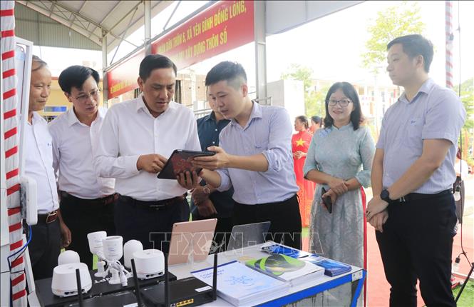 Phó Bí thư Thường trực Tỉnh ủy, Chủ tịch HĐND tỉnh Lào Cai Hoàng Giang cùng các đại biểu tham quan các mô hình số tại lễ ra mắt. Ảnh: Đinh Thùy - TTXVN