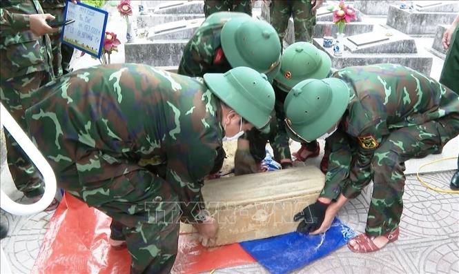 Toàn bộ quy trình lấy mẫu được thực hiện nghiêm ngặt theo quy định chuyên môn và hướng dẫn kỹ thuật của cơ quan chức năng. Ảnh: Võ Dung - TTXVN