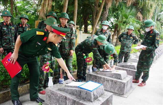 Các lực lượng chức năng sẽ lấy mẫu sinh phẩm đối với 1.320 phần mộ liệt sĩ còn thiếu thông tin tại Nghĩa trang Liệt sĩ Ba Dốc để phục vụ công tác giám định ADN. Ảnh: TTXVN phát