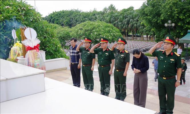 Các đại biểu dâng hoa, dâng hương, dành phút mặc niệm tri ân, tưởng nhớ công lao to lớn của các Anh hùng liệt sĩ. Ảnh: TTXVN phát