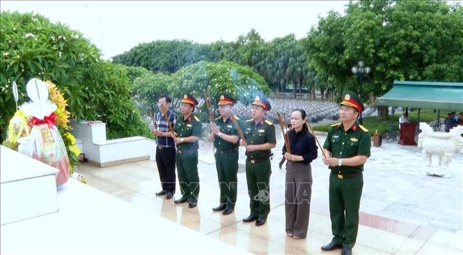 Các đại biểu thành kính dâng hoa, dâng hương tri ân, tưởng nhớ công lao to lớn của các Anh hùng liệt sĩ. Ảnh: Võ Dung - TTXVN