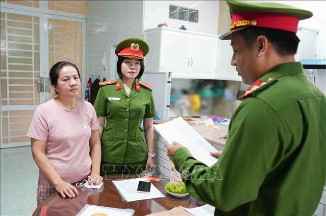 Cơ quan CSĐT công an thành phố Cần Thơ tống đạt các quyết định đối với bị can Nguyễn Thị Mận. Ảnh: TTXVN phát