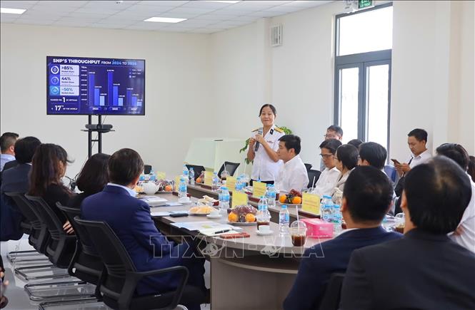 Các doanh nghiệp Singapore nghe giới thiệu về môi trường đầu tư tại VSIP Cần Thơ. Ảnh: Thanh Liêm - TTXVN