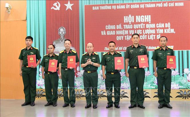 Đại tá Nguyễn Đình Chuẩn, Phó Chính ủy Bộ Tư lệnh Bộ Tư lệnh Thành phố, Phó Trưởng Ban Chỉ đạo 515 thành phố trao quyết định điều động cán bộ tham gia nhiệm vụ tìm kiếm, quy tập hài cốt liệt sĩ trên địa bàn Thành phố Hồ Chí Minh. Ảnh: Xuân Khu-TTXVN