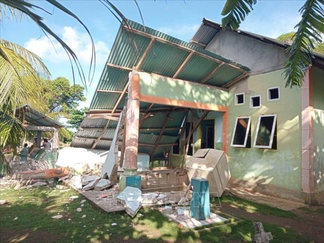 Ngôi nhà bị hư hại do động đất tại tỉnh Bắc Sulawesi, Indonesia ngày 8/6/2026. Ảnh: THX/TTXVN