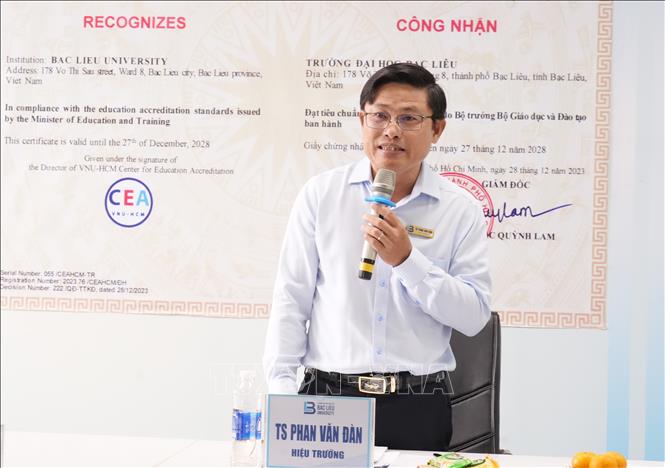 Hiệu trưởng Trường Đại học Bạc Liêu Phan Văn Đàn phát biểu thảo luận tại hội nghị. Ảnh: Chanh Đa - TTXVN