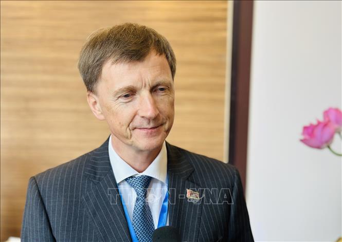Ông Oleg Shloma, Phó Đại sứ Belarus tại Việt Nam trả lời phỏng vấn báo chí bên lề Diễn đàn Tương lai ASEAN (AFF) 2026. Ảnh: Việt Đức - TTXVN