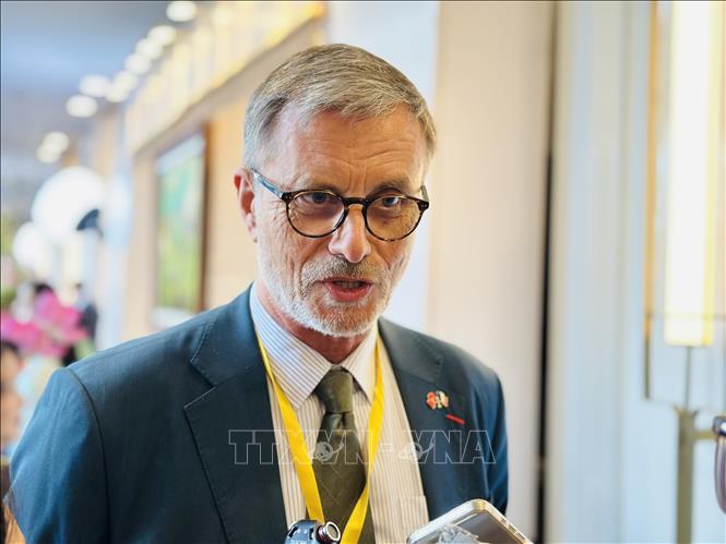 Đại sứ Pháp tại Việt Nam Olivier Brochet trả lời phỏng vấn báo chí bên lề Diễn đàn Tương lai ASEAN (AFF) 2026. Ảnh: Việt Đức - TTXVN