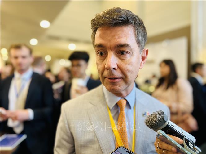 Đại sứ, Trưởng phái đoàn Liên minh châu Âu (EU) tại Việt Nam Julien Guerrier trả lời phỏng vấn báo chí bên lề Diễn đàn Tương lai ASEAN (AFF) 2026. Ảnh: Việt Đức - TTXVN