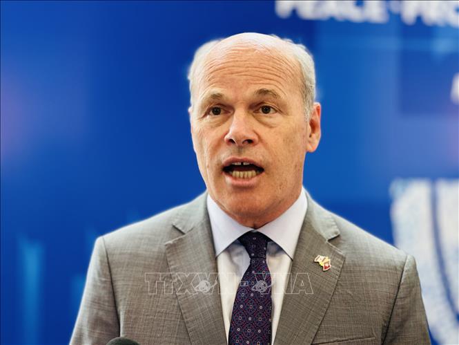 Đại sứ Canada tại Việt Nam Jim Nickel trả lời phỏng vấn báo chí bên lề Diễn đàn Tương lai ASEAN (AFF) 2026. Ảnh: Việt Đức - TTXVN
