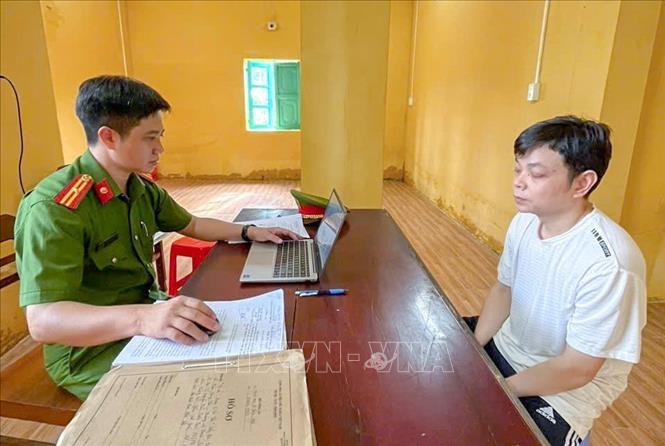 Cơ quan Cảnh sát điều tra Công an thành phố Cần Thơ làm việc với bị can Lê Nguyễn Bửu Luân. Ảnh: TTXVN phát