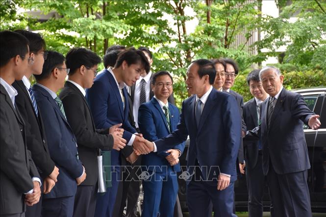 Giáo sư và sinh viên Việt Nam tại Đại học Shibaura chào mừng Phó Thủ tướng Lê Tiến Châu. Ảnh: Xuân Giao - Pv TTXVN tại Nhật Bản