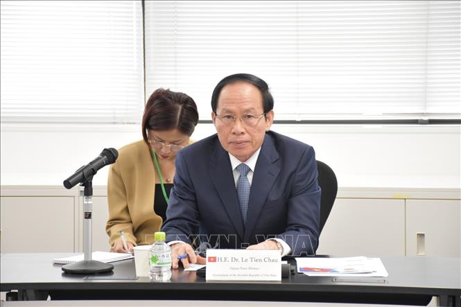 Phó Thủ tướng Lê Tiến Châu lắng nghe đại diện Đại học Shibaura giới thiệu các hoạt động hợp tác với Việt Nam. Ảnh: Nguyễn Tuyến - Pv TTXVN tại Nhật Bản