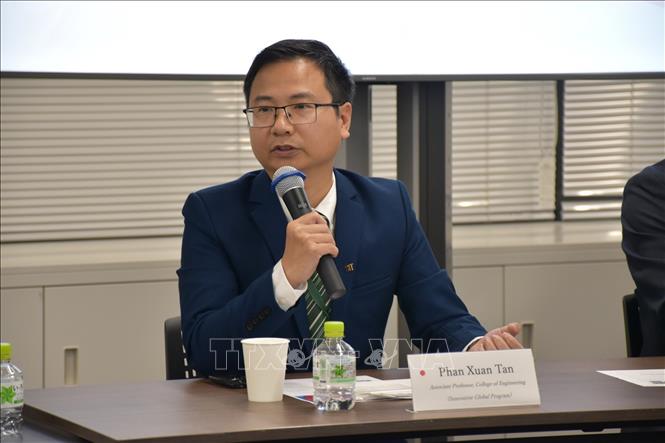 Phó Giáo sư Phan Xuân Tân, giảng viên tại Đại học Shibaura, giới thiệu các hoạt động của đội ngũ giảng viên, sinh viên Việt Nam tại trường. Ảnh: Nguyễn Tuyến - Pv TTXVN tại Nhật Bản