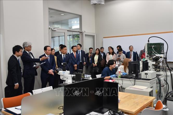 Phó Thủ tướng Lê Tiến Châu tham quan các cơ sở nghiên cứu của Đại học Shibaura. Ảnh: Nguyễn Tuyến - Pv TTXVN tại Nhật Bản