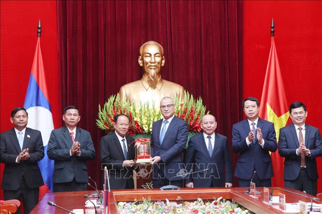 Đoàn công tác tỉnh Luang Namtha trao quà cho tỉnh Phú Thọ Ảnh: Thu Hương - TTXVN