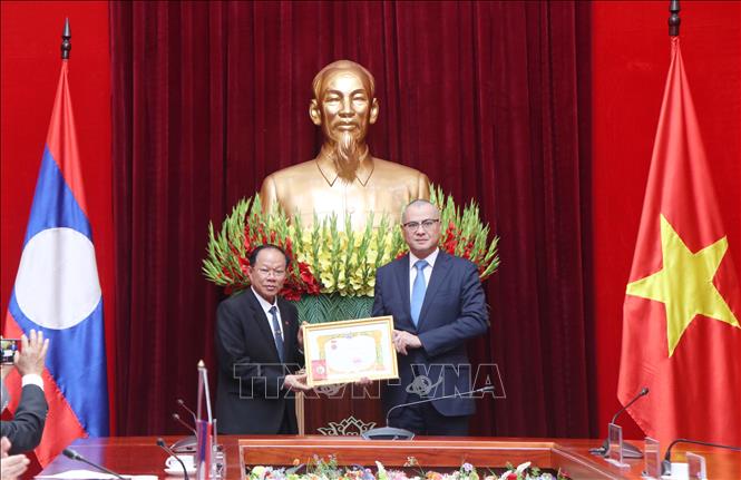 Lễ trao tặng Huân chương Phát triển của Chính phủ nước Cộng hòa Dân chủ Nhân dân Lào cho tỉnh Phú Thọ. Ảnh: Thu Hương - TTXVN