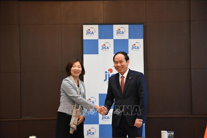Phó Chủ tịch thường trực Cơ quan Hợp tác quốc tế Nhật Bản (JICA), bà Miyazaki Katsura, chào mừng Phó Thủ tướng Lê Tiến Châu và đoàn công tác. Ảnh: Nguyễn Tuyến - Pv TTXVN tại Nhật Bản
